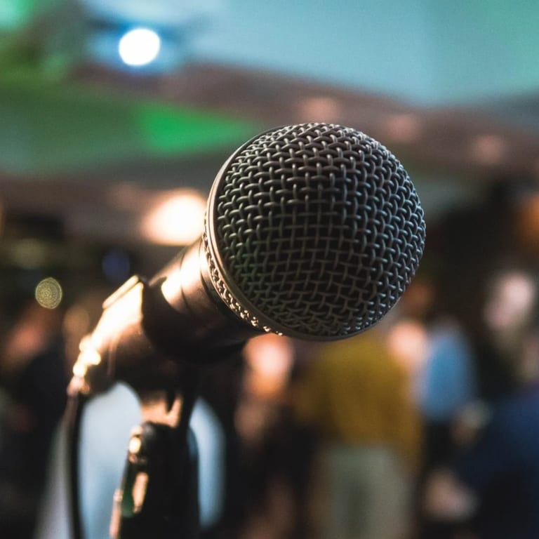 Entertainment and Social Dining Experience